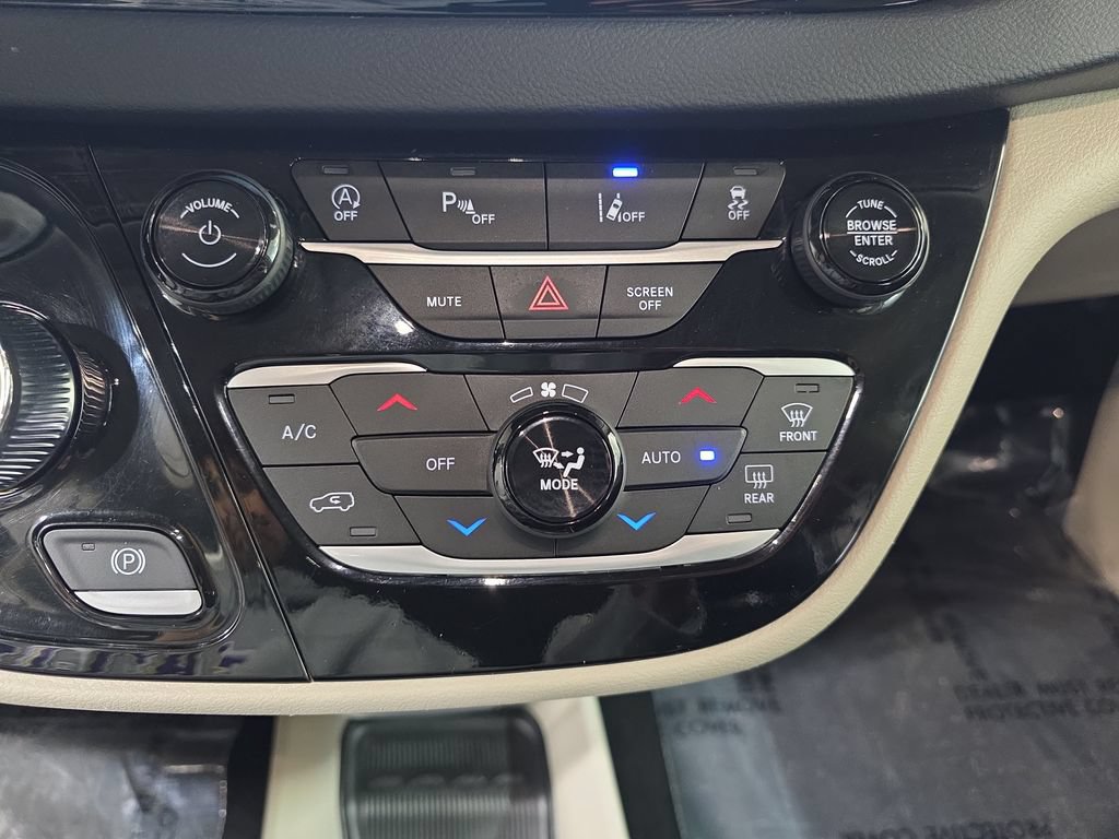 Used 2023 Chrysler Pacifica Touring-L FWD image 23