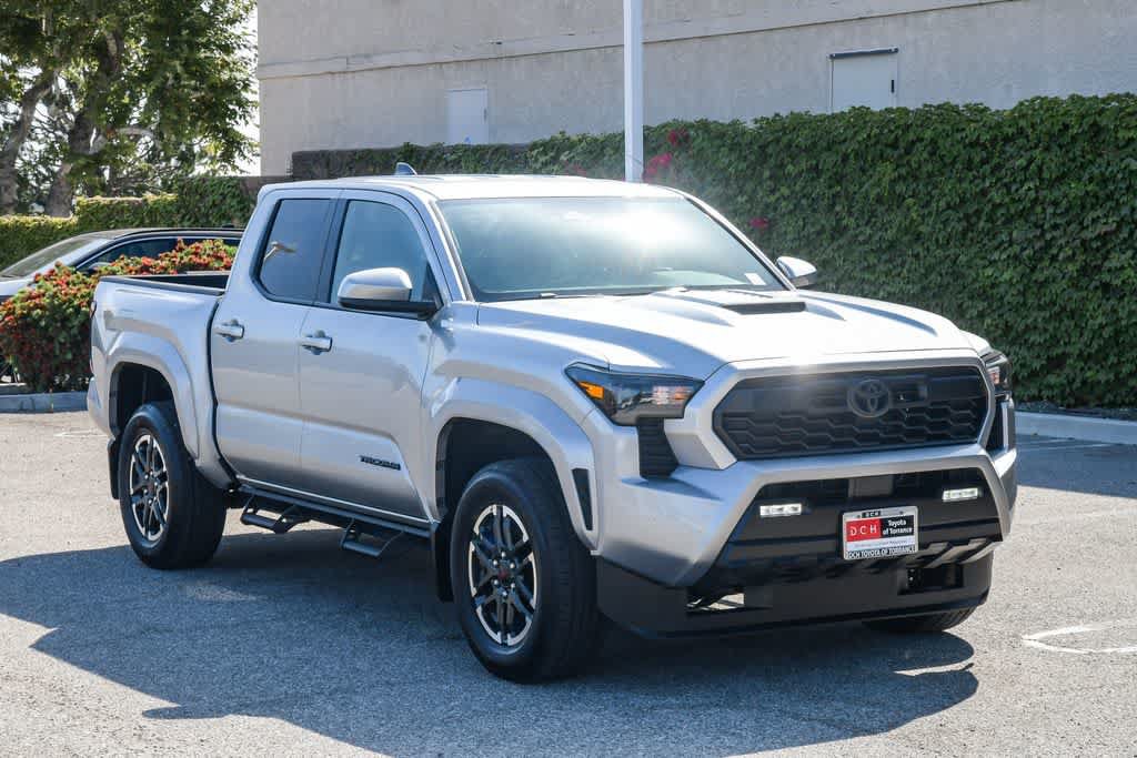 Used 2025 Toyota Tacoma TRD Sport AWD/4WD image 3