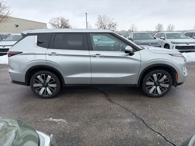 Used 2025 Mitsubishi Outlander SE image 3