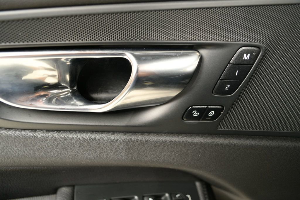 Used 2022 Volvo XC60 B5 Momentum w/ Protection Package Premier image 62