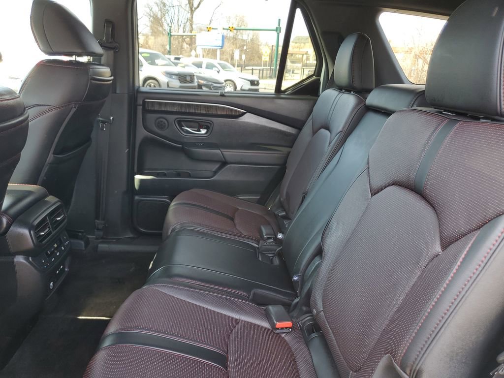 Used 2025 Honda Pilot Black Edition image 29
