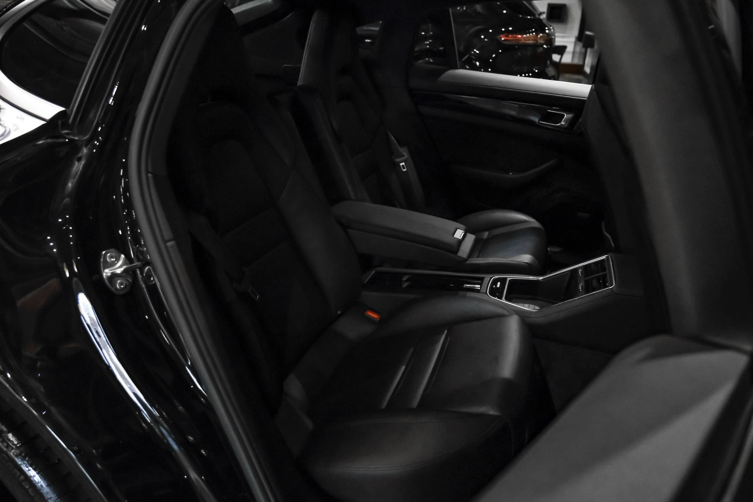 Used 2019 Porsche Panamera 4 AWD/4WD image 34