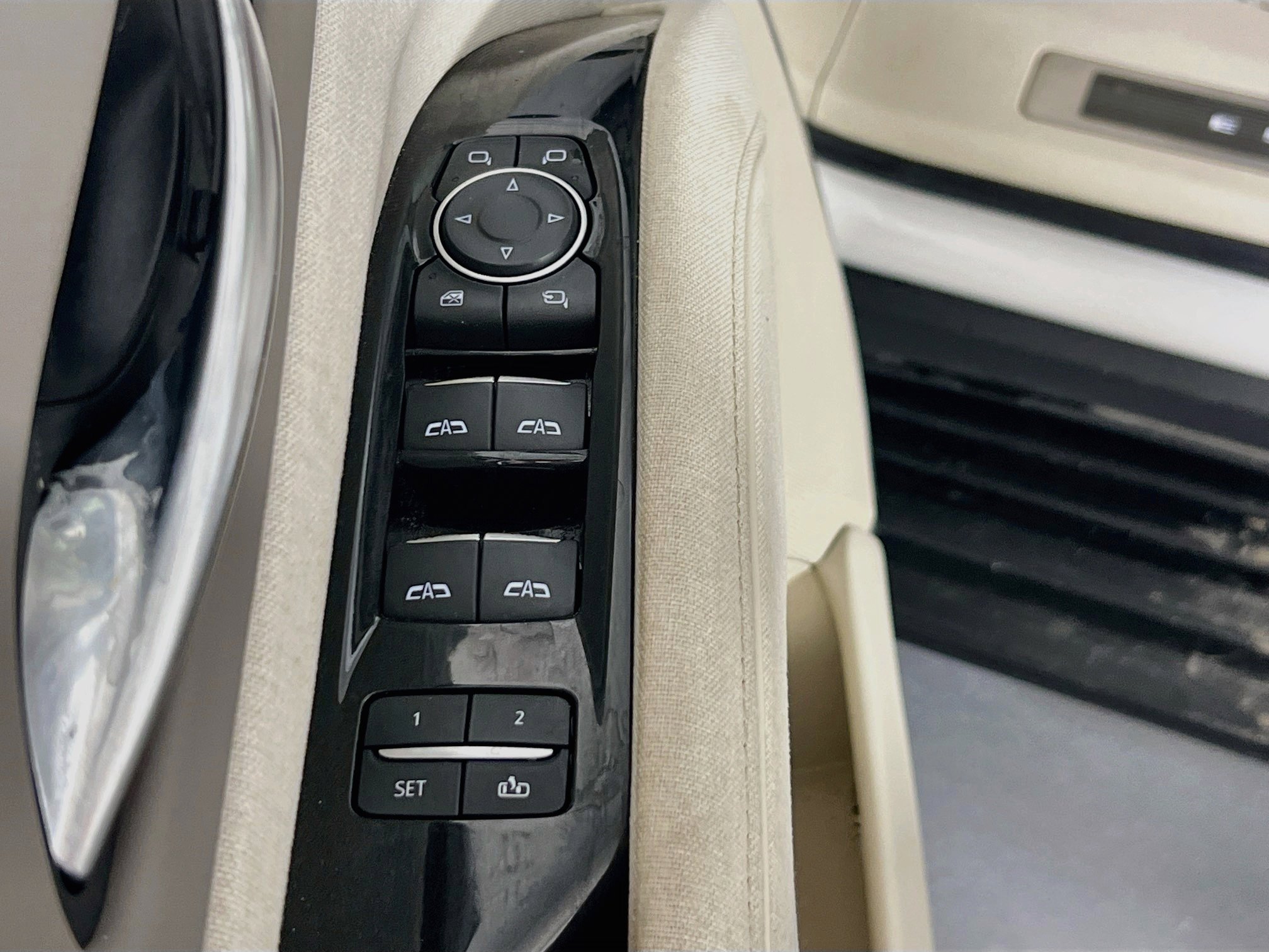 Used 2022 Cadillac Escalade Premium Luxury Platinum AWD/4WD image 18