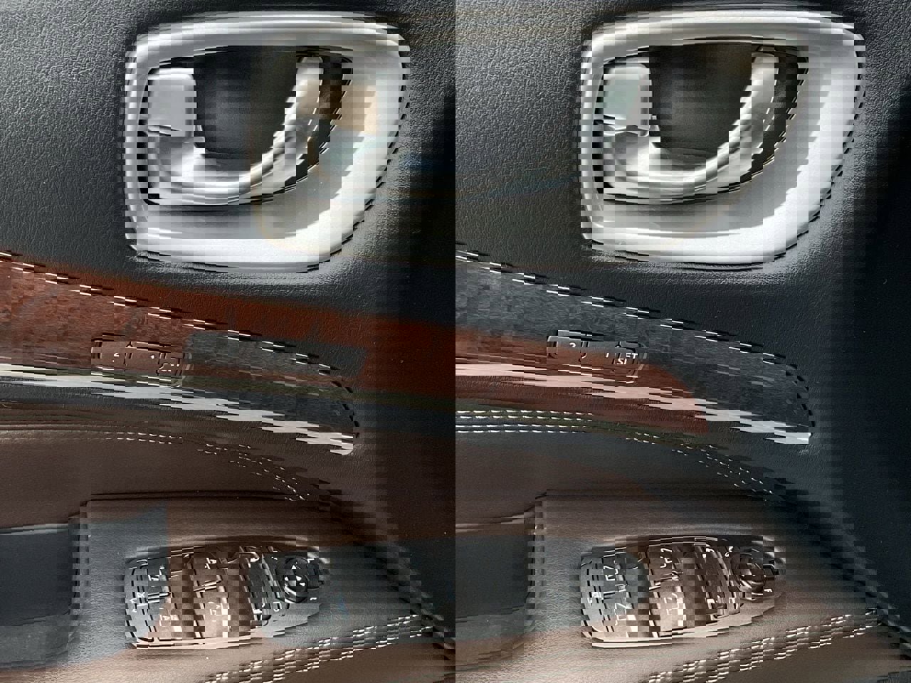 Used 2017 INFINITI QX60 FWD w/ Deluxe Technology Package image 13