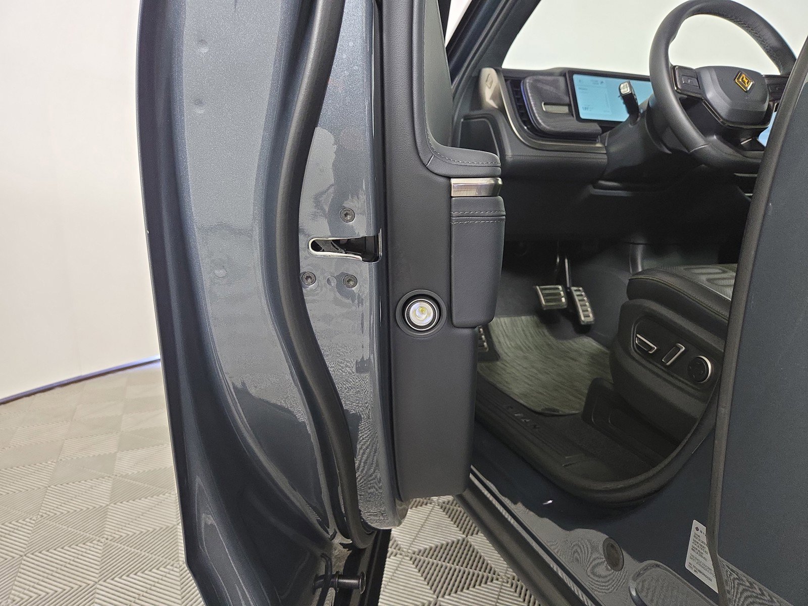 Used 2024 Rivian R1S Adventure image 32