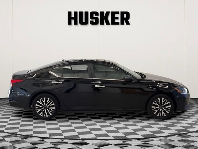 Used 2025 Nissan Altima 2.5 SV FWD image 2