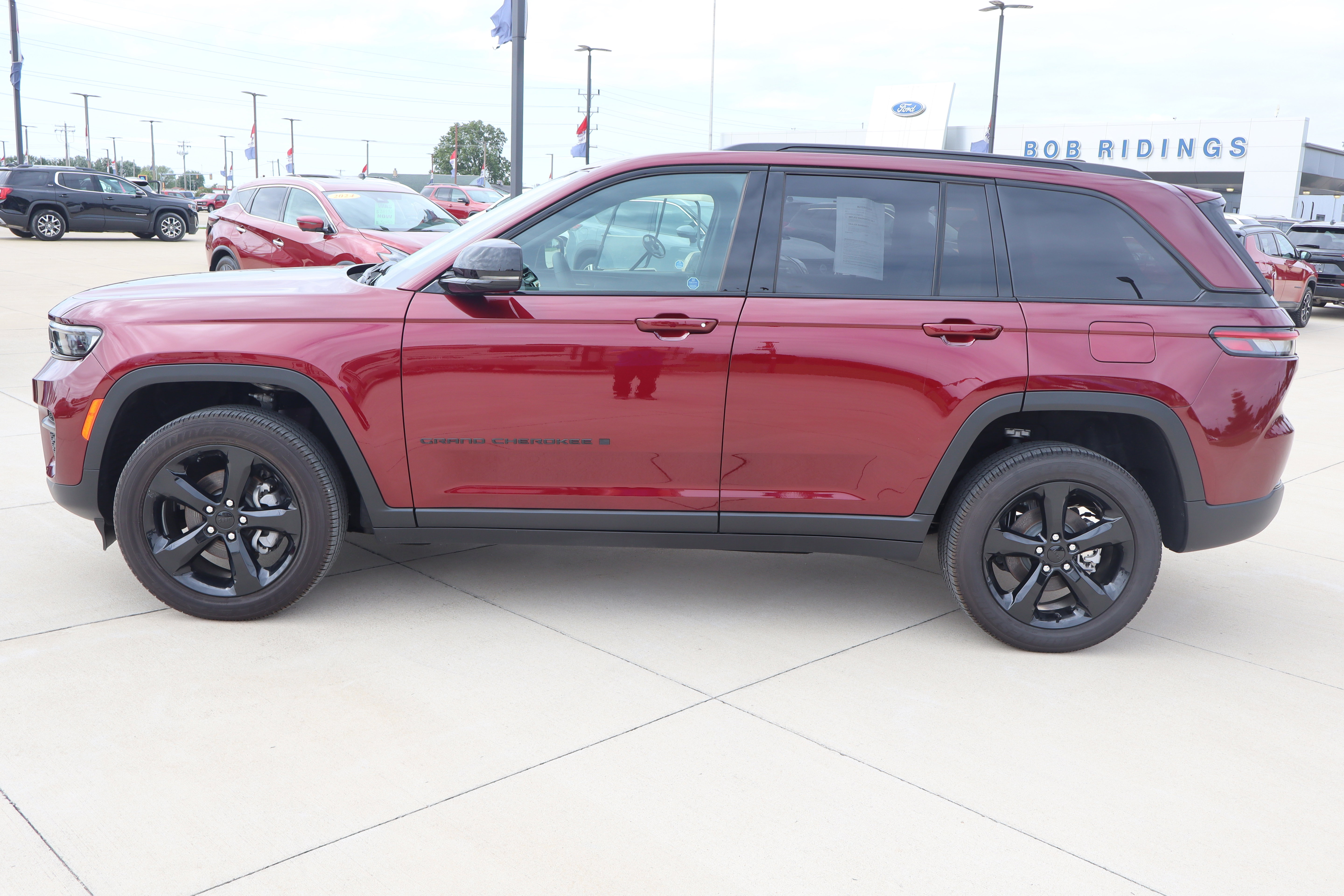 Used 2025 Jeep Grand Cherokee Altitude AWD/4WD image 9