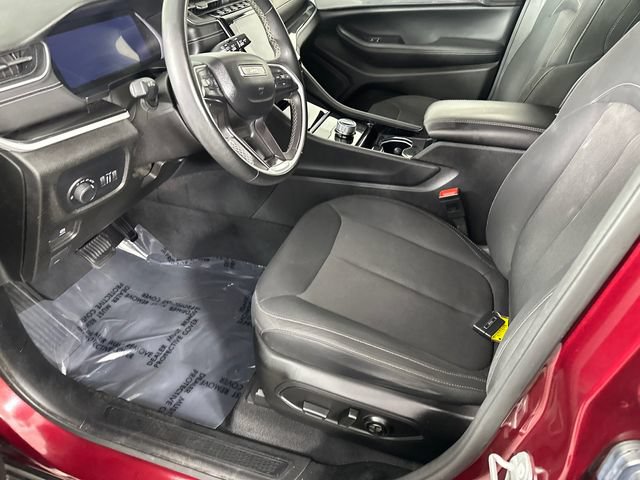Used 2023 Jeep Grand Cherokee Laredo AWD/4WD image 3