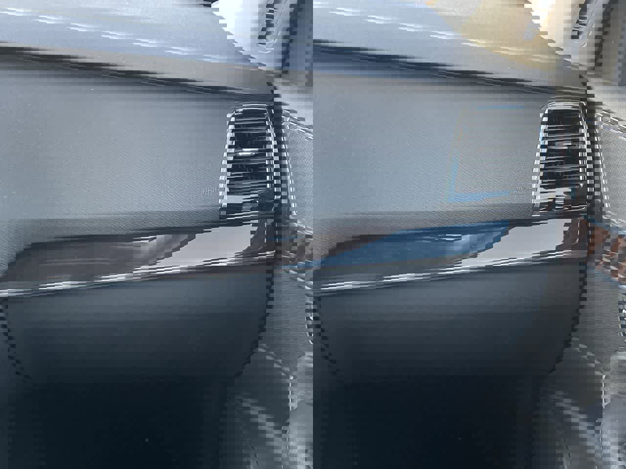 Used 2017 Volvo XC90 T6 Momentum w/ Vision Package image 16