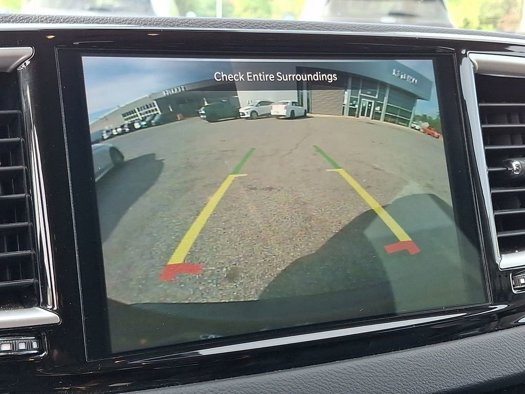 Used 2024 Chrysler Pacifica Touring-L image 17