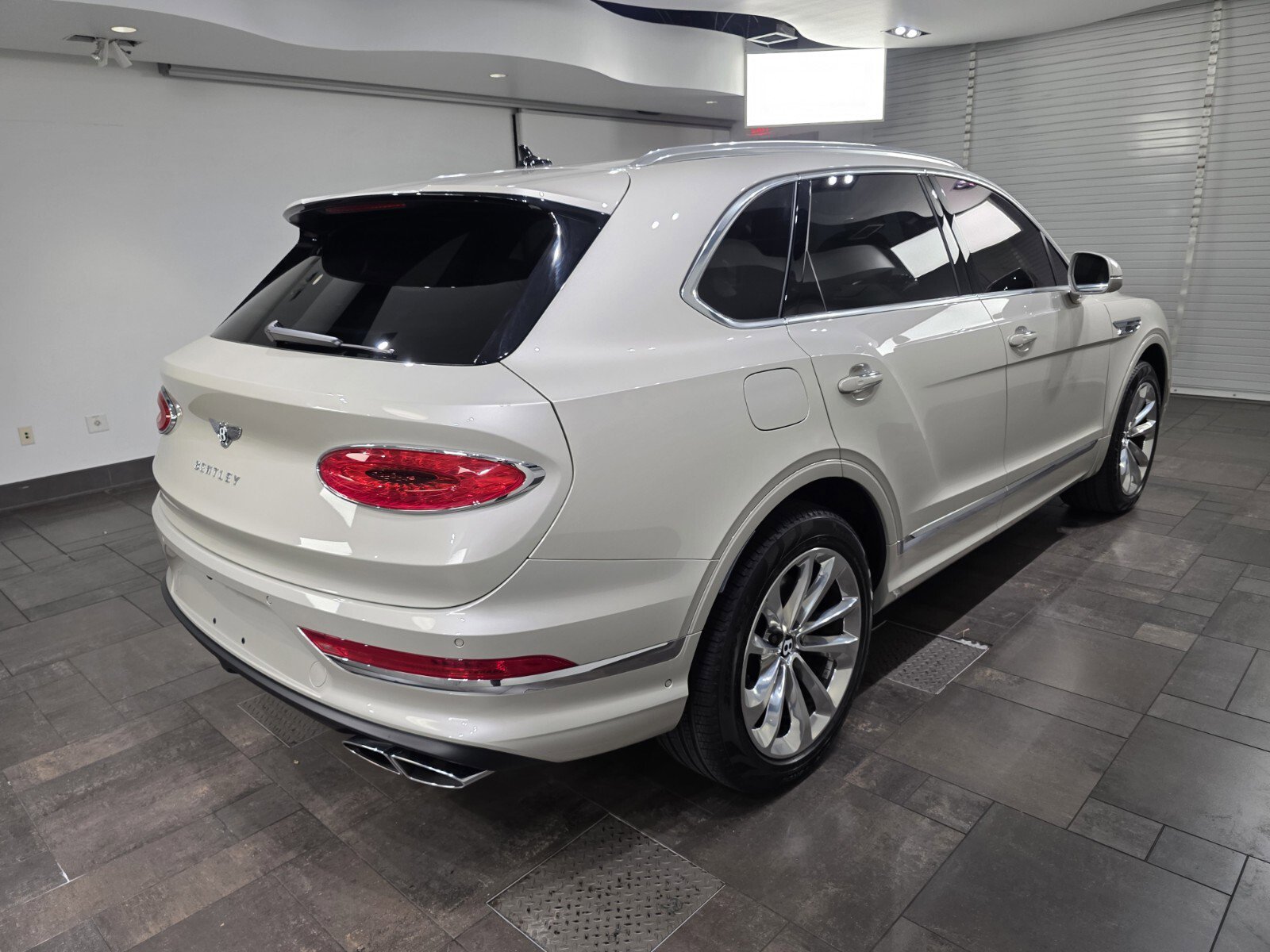 Used 2023 Bentley Bentayga image 30
