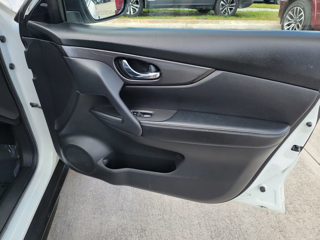 Used 2020 Nissan Rogue SV w/ Premium Package image 13