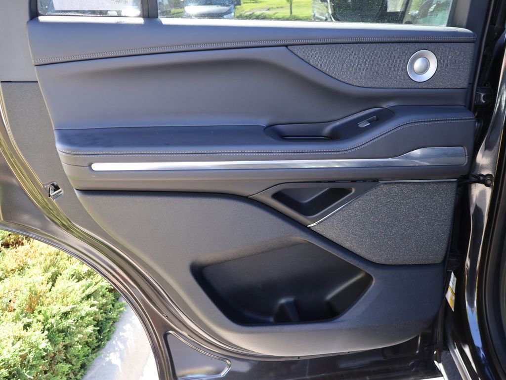 Used 2025 Lincoln Navigator Reserve w/ Jet Appearance Package AWD/4WD image 14