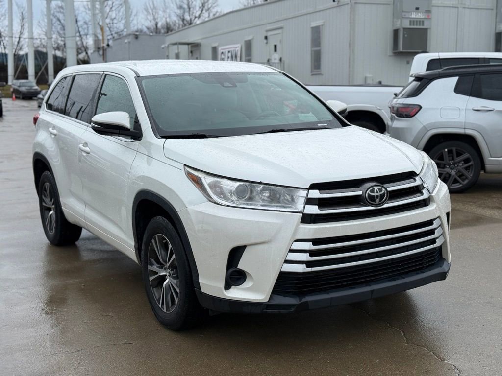 Used 2017 Toyota Highlander LE FWD image 4