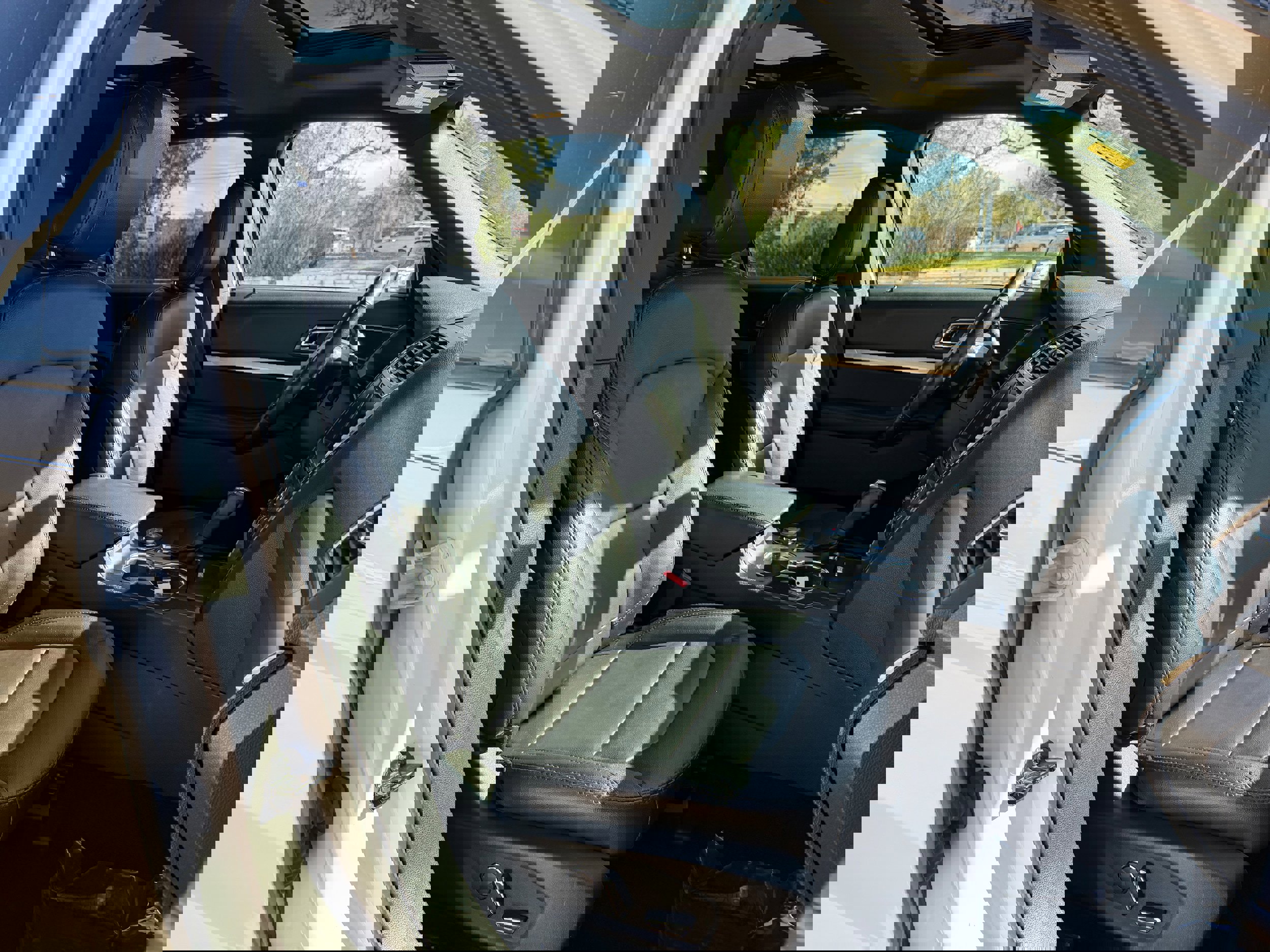 Used 2018 Ford Explorer XLT w/ Equipment Group 202A AWD/4WD image 10