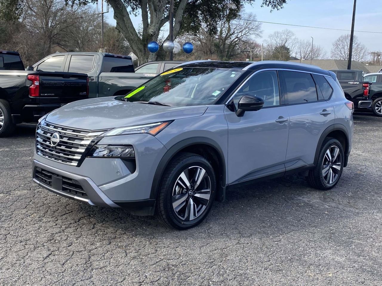 Used 2024 Nissan Rogue SL image 3