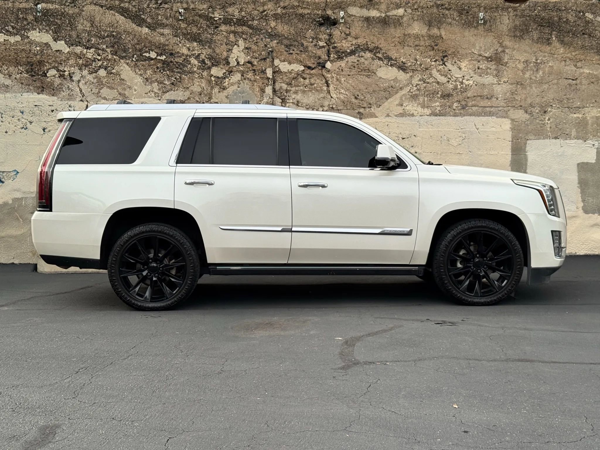 Used 2015 Cadillac Escalade Premium AWD/4WD image 3