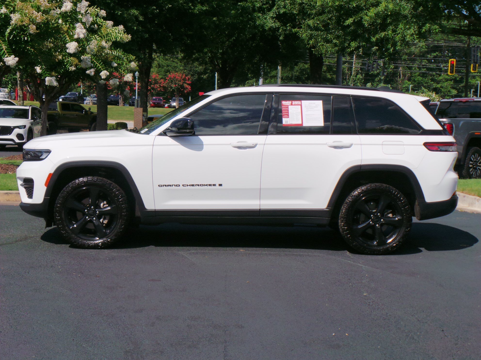 Used 2023 Jeep Grand Cherokee Altitude AWD/4WD image 5