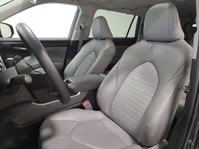 Used 2022 Toyota Highlander XLE FWD image 19