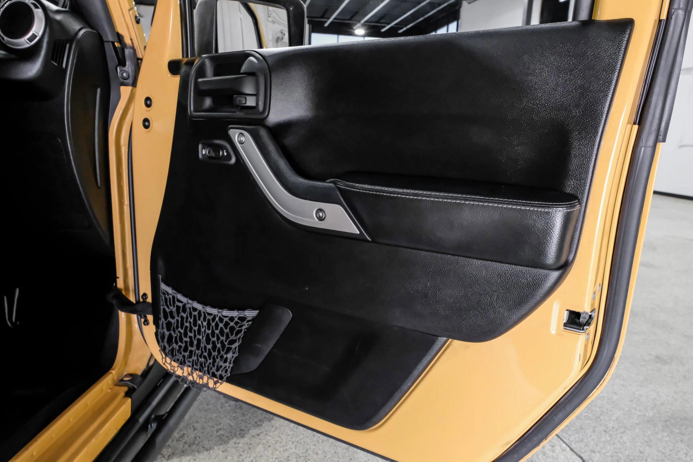 Used 2014 Jeep Wrangler Unlimited Rubicon image 46