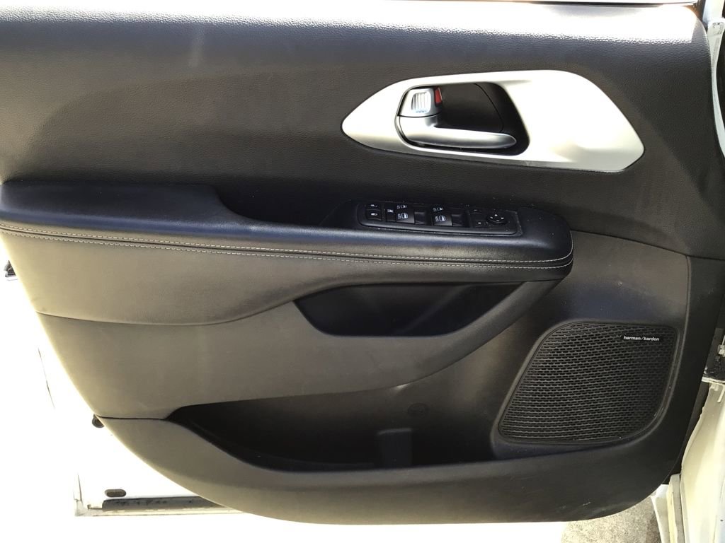 Used 2019 Chrysler Pacifica Touring-L Plus w/ S Appearance Package image 15
