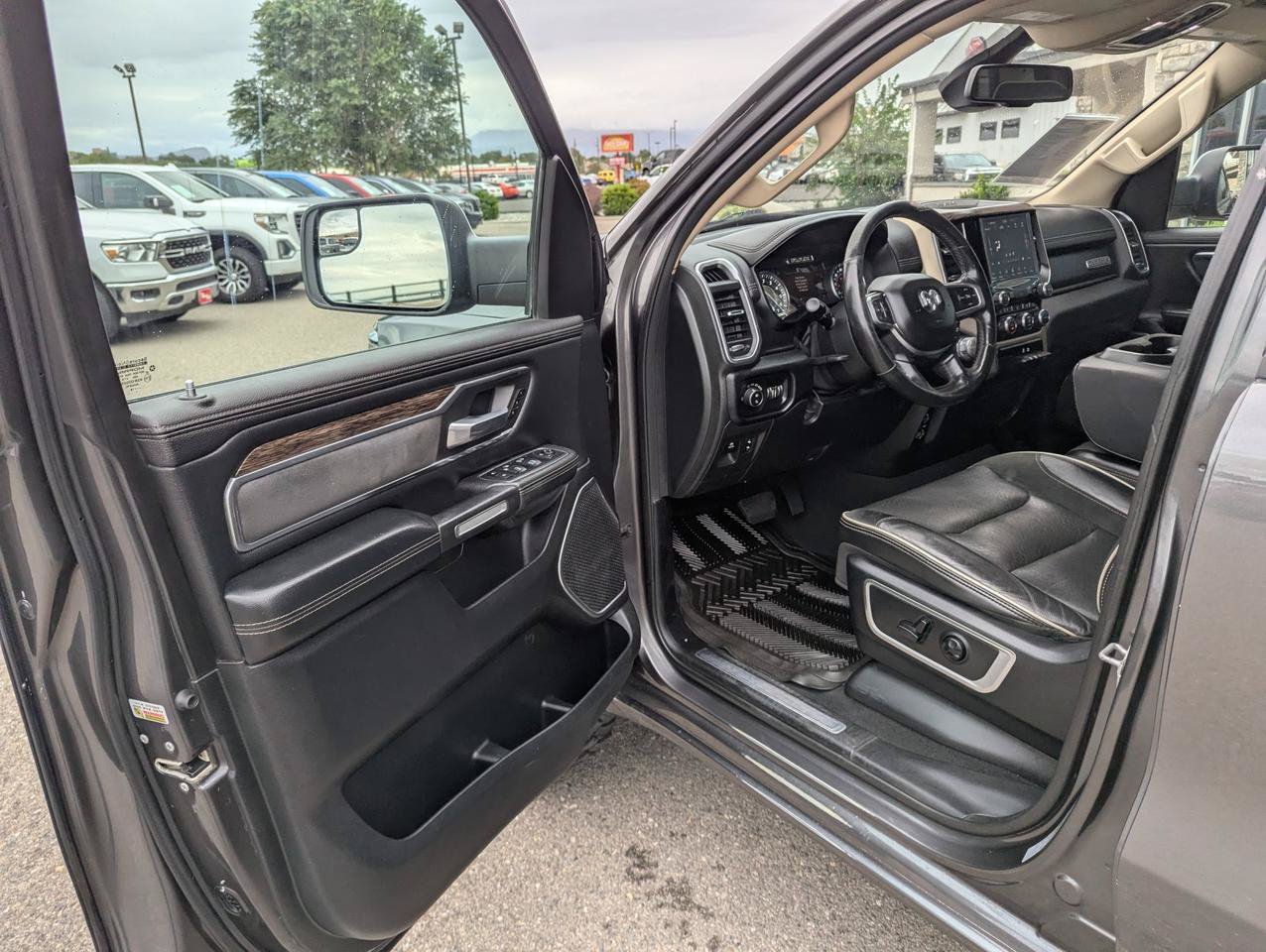 Used 2019 RAM 1500 Laramie AWD/4WD image 8