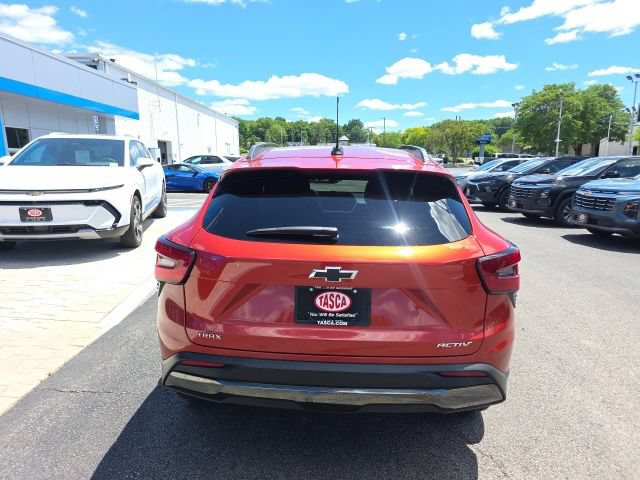 Used 2024 Chevrolet Trax ACTIV w/ Driver Confidence Package FWD image 3