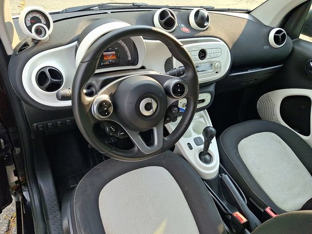 Used 2016 smart fortwo passion RWD image 14