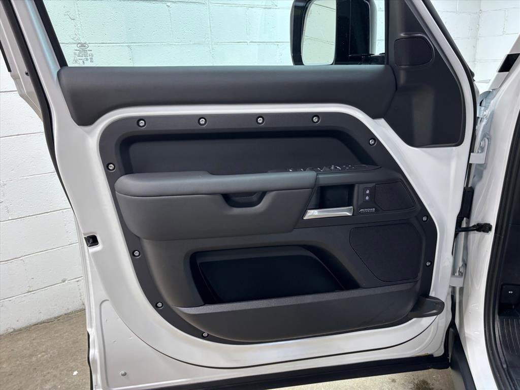 Used 2026 Land Rover Defender 110 X-Dynamic SE image 24