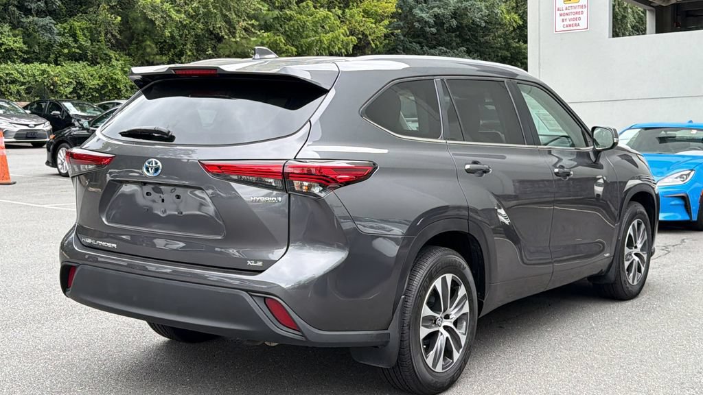 Used 2023 Toyota Highlander XLE AWD/4WD image 4