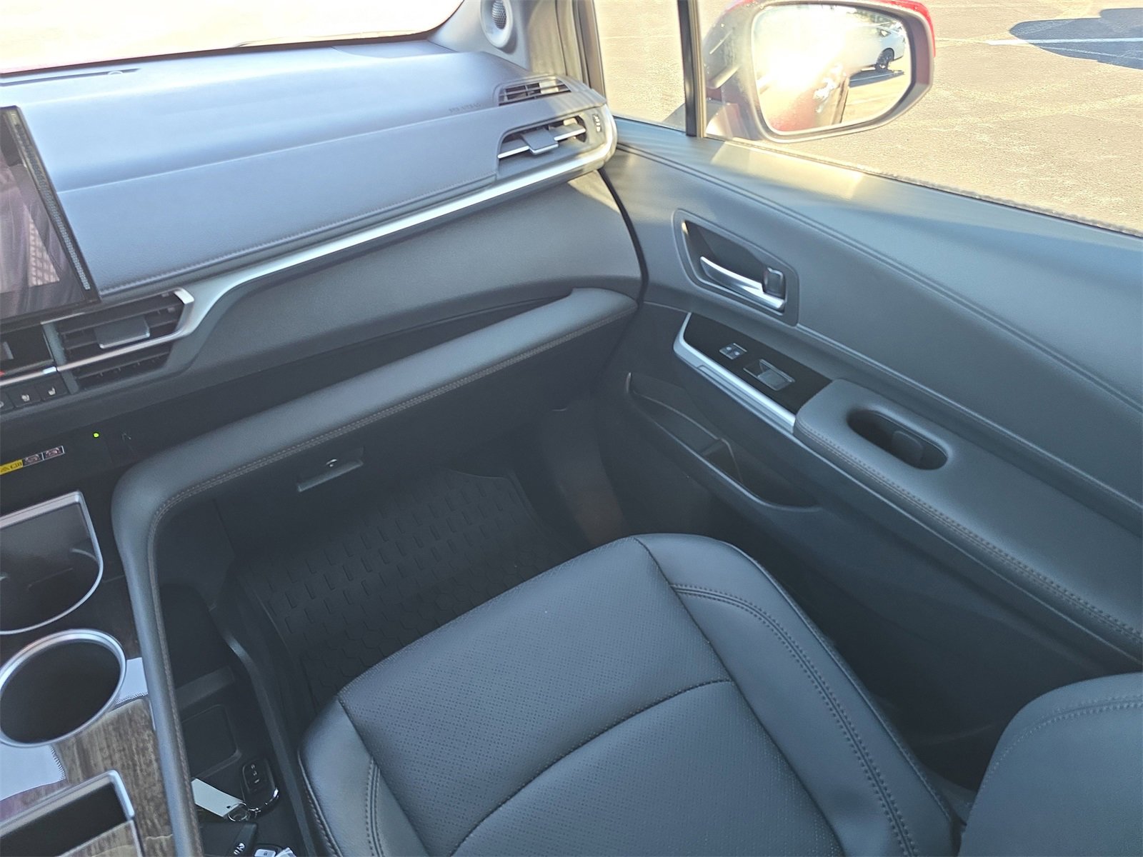 Used 2025 Toyota Sienna Platinum image 11
