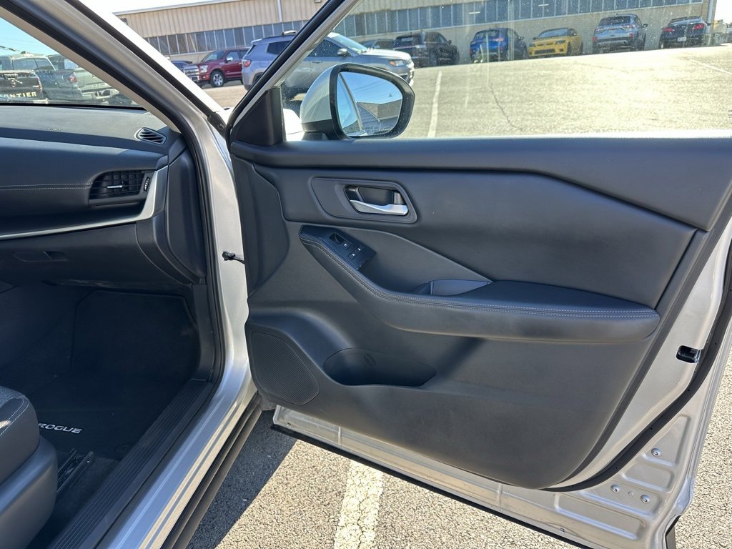 Used 2024 Nissan Rogue SV image 15
