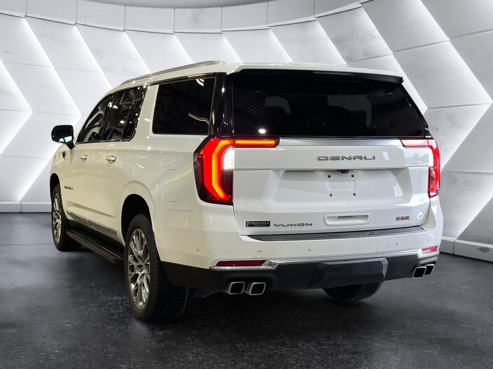 Used 2025 GMC Yukon XL Denali AWD/4WD image 4