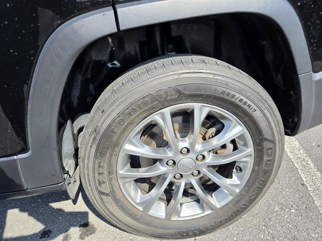 Used 2020 Jeep Cherokee Latitude Plus w/ Comfort/Convenience Group AWD/4WD image 25