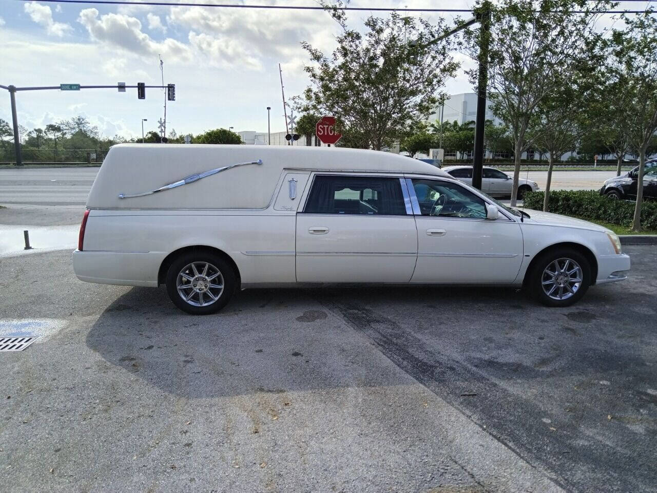 Used 2011 Cadillac DTS Limousine image 2