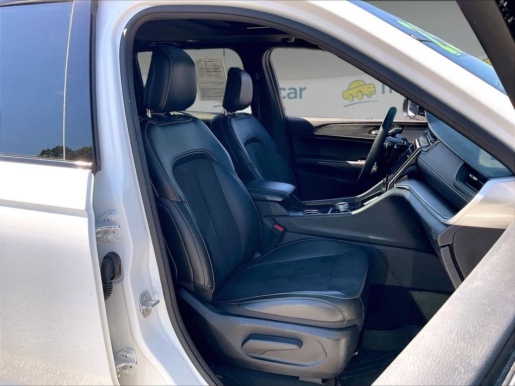 Used 2025 Jeep Grand Cherokee Altitude AWD/4WD image 10