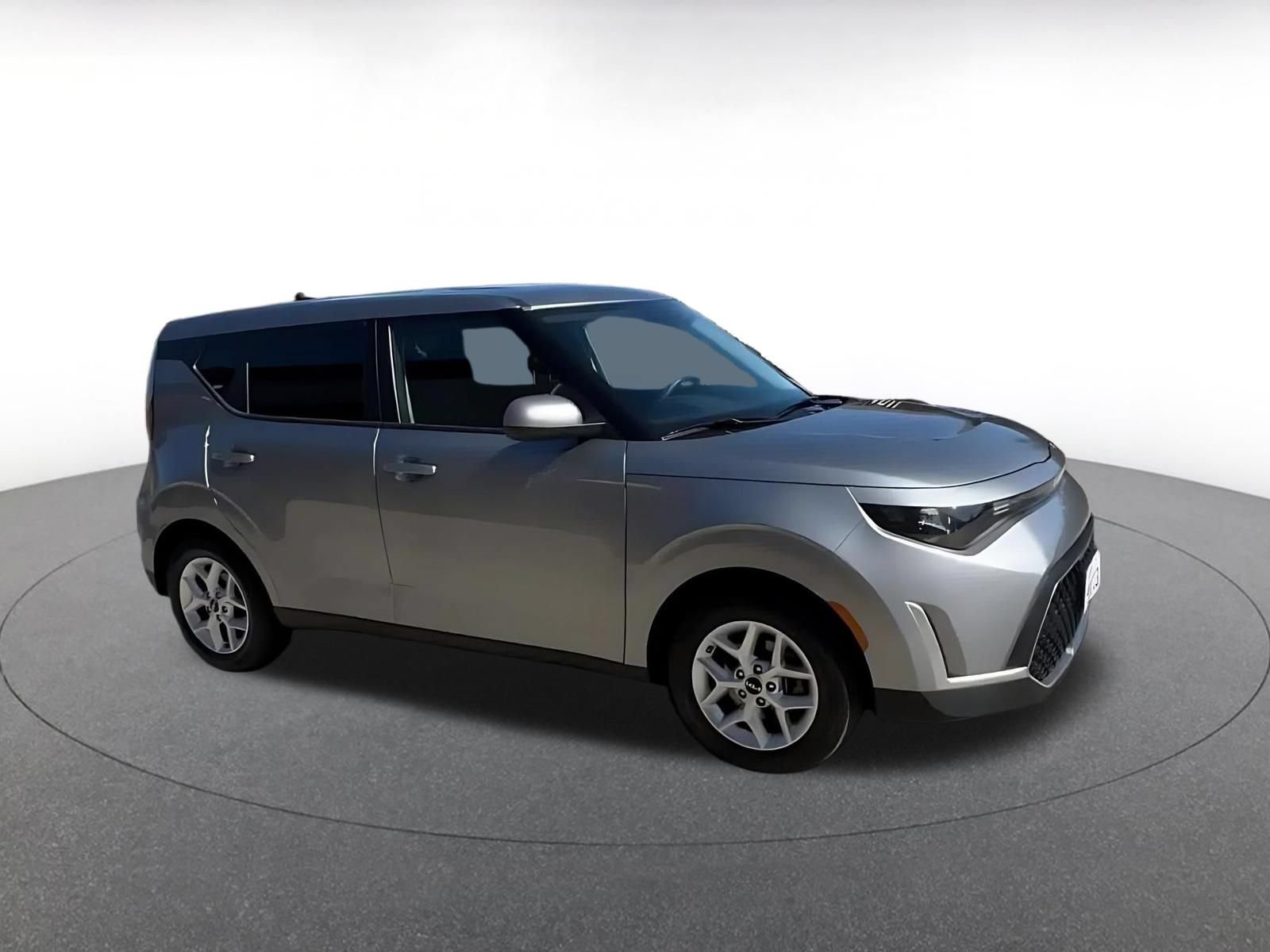 Used 2025 Kia Soul LX w/ LX Technology Package FWD image 2