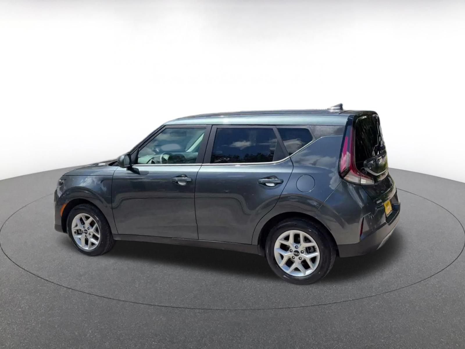 Used 2025 Kia Soul LX w/ LX Technology Package FWD image 9