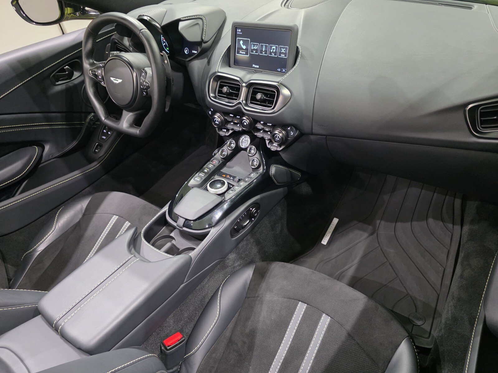 Used 2023 Aston Martin V8 Vantage Roadster RWD image 19