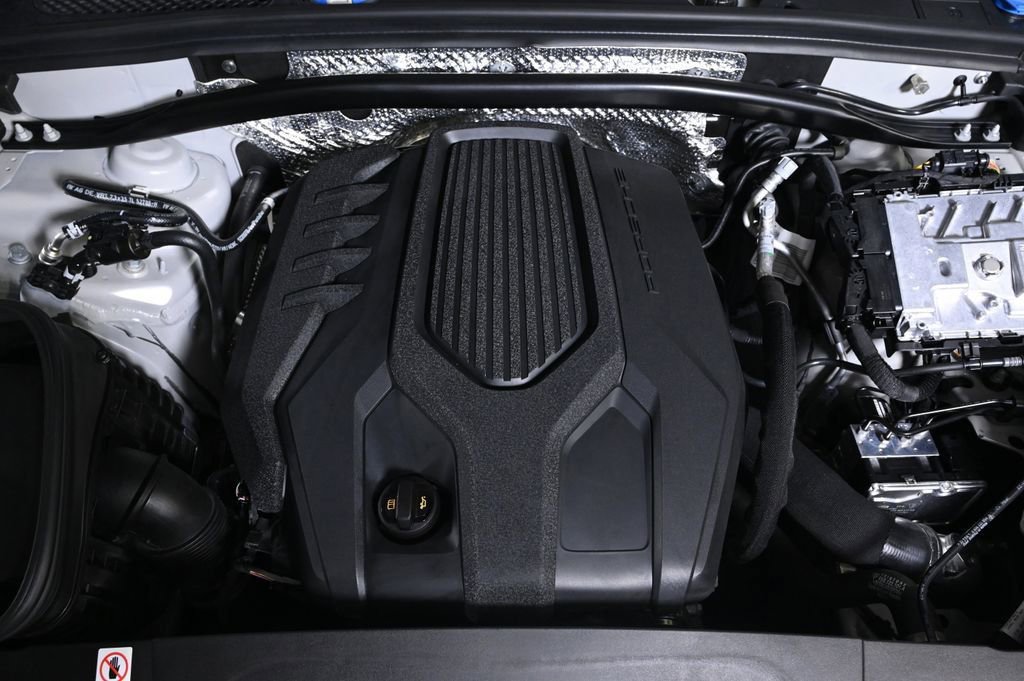 Certified 2023 Porsche Macan AWD/4WD image 28
