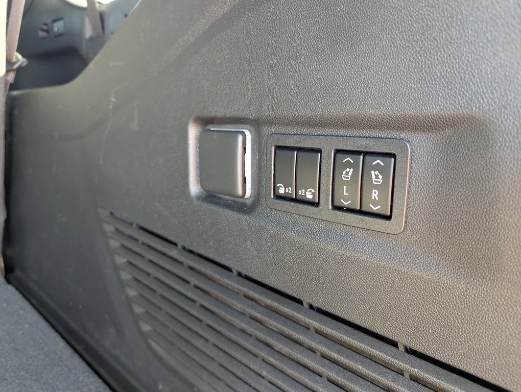 Used 2022 Chevrolet Suburban Z71 w/ Luxury Package image 27