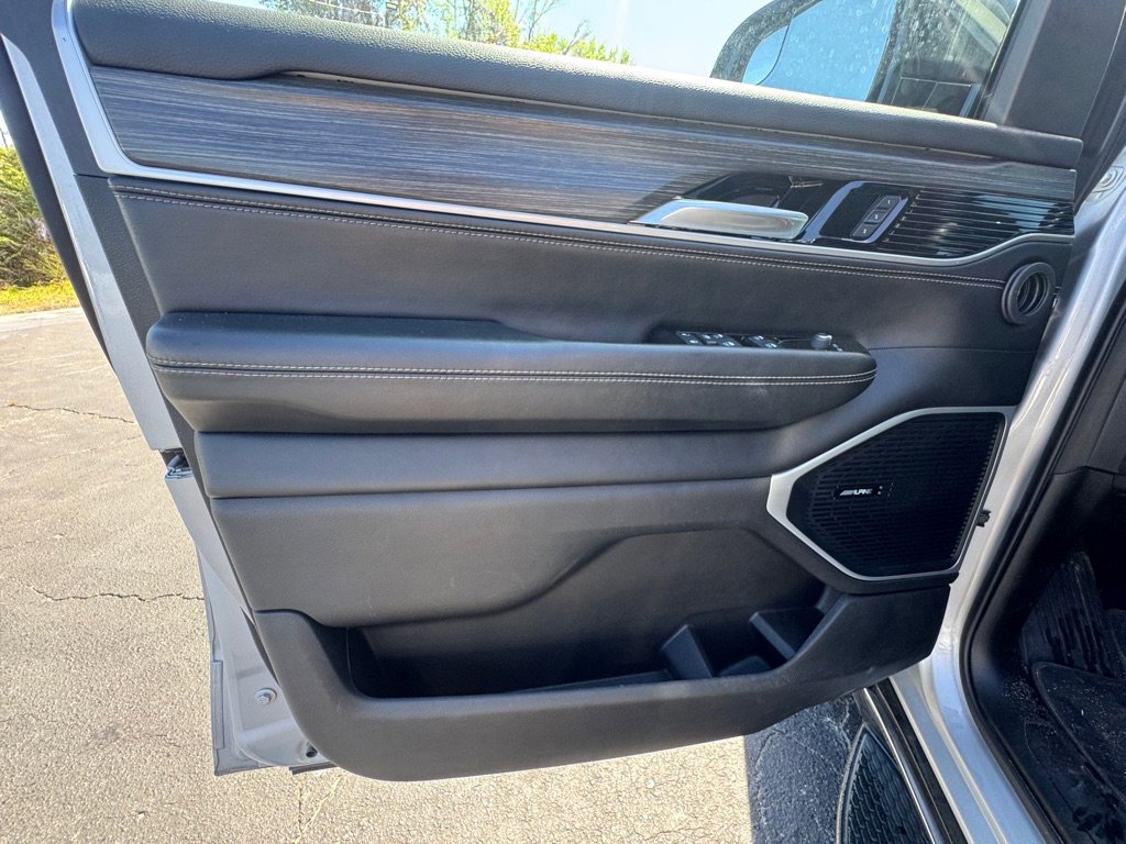 Used 2024 Jeep Wagoneer L Series II w/ Flexible Seating Group image 13