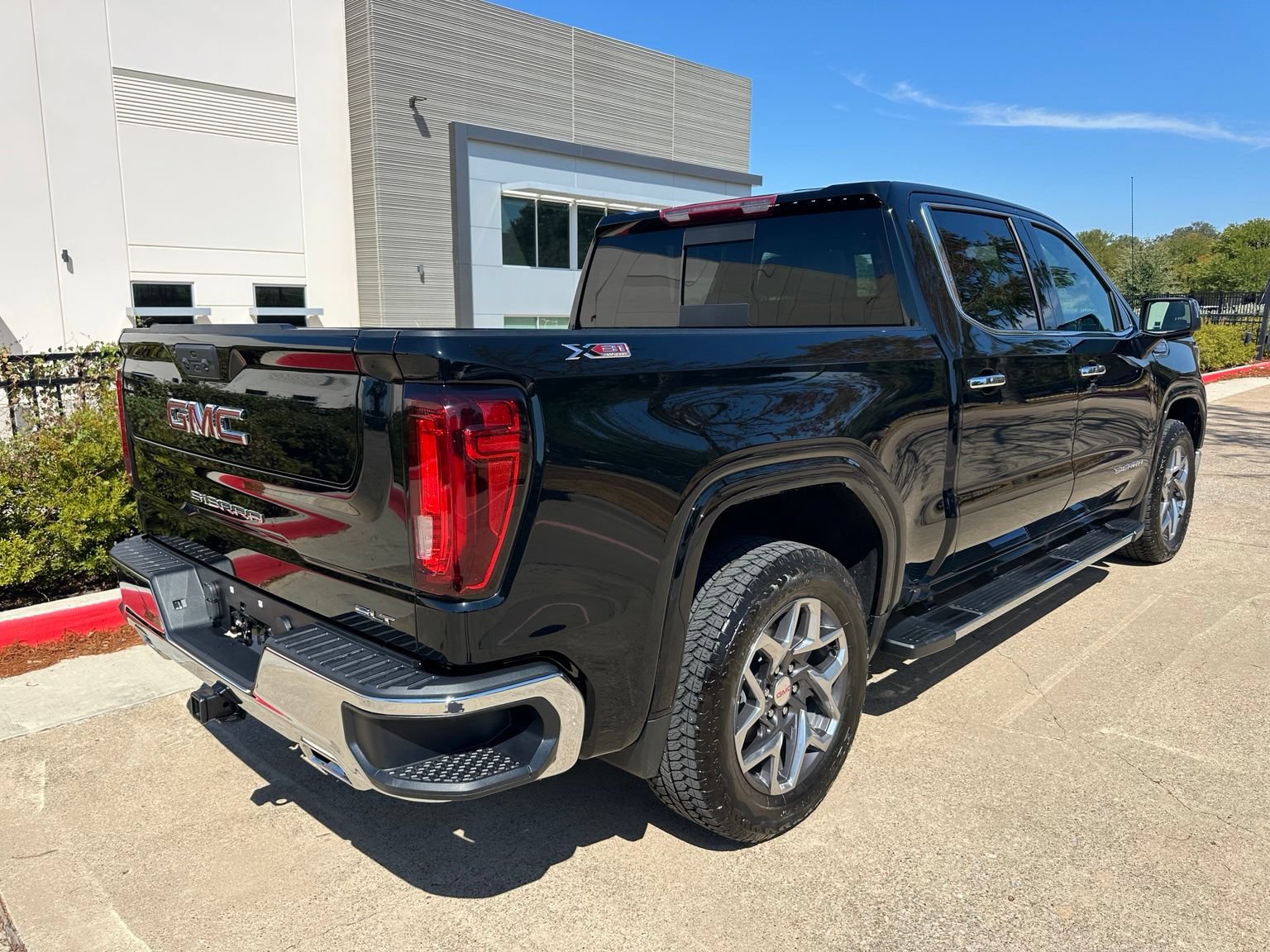 Used 2024 GMC Sierra 1500 SLT w/ SLT Premium Package AWD/4WD image 8