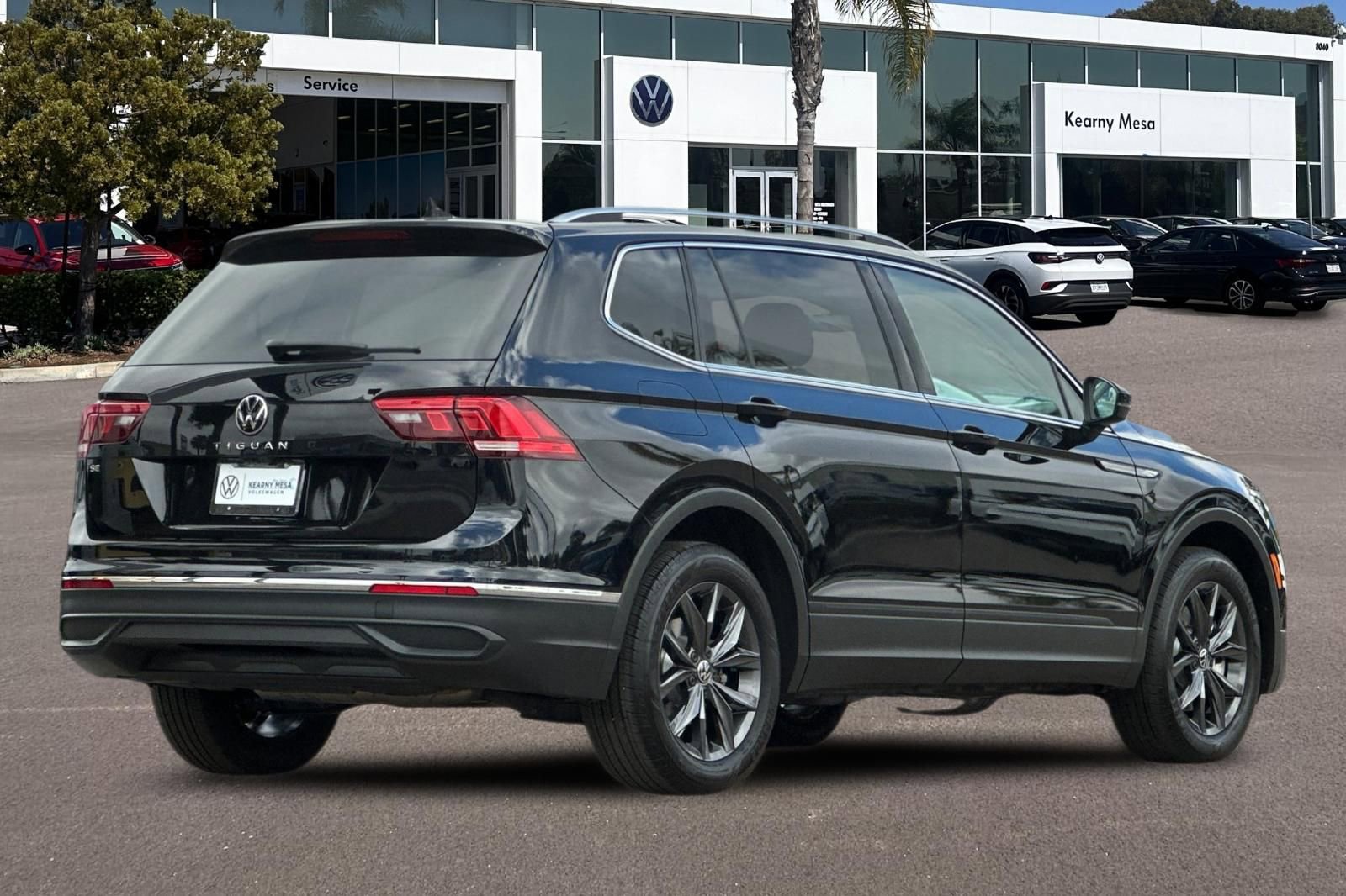 Used 2023 Volkswagen Tiguan SE w/ Panoramic Sunroof Package FWD image 4