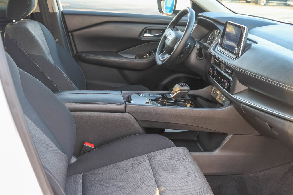 Used 2025 Nissan Rogue SV FWD image 15