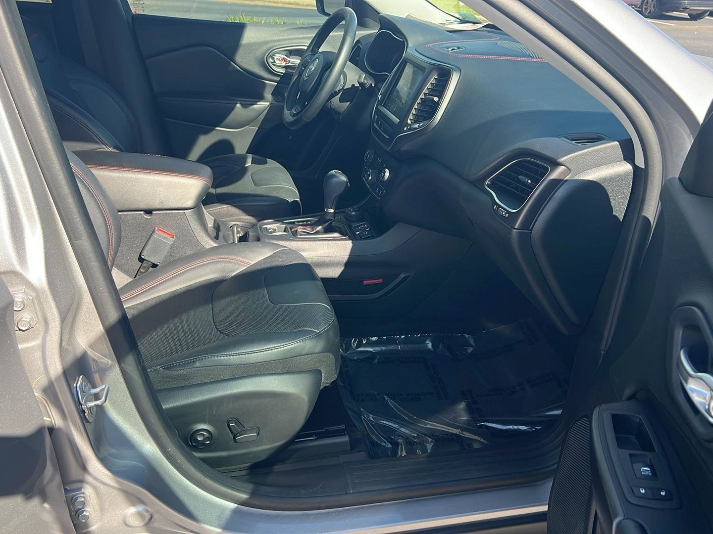 Used 2020 Jeep Cherokee Trailhawk AWD/4WD image 12