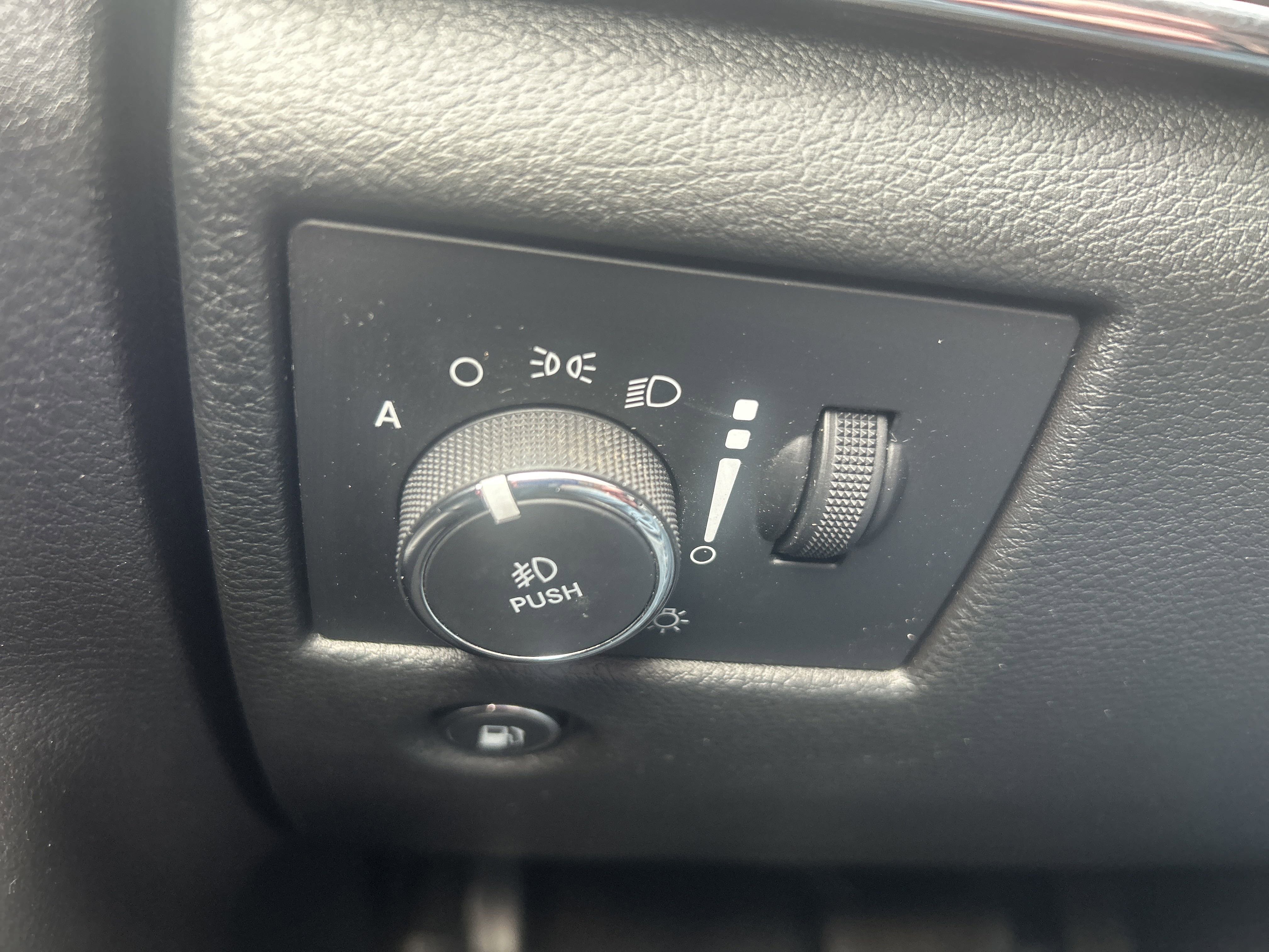 Used 2022 Jeep Grand Cherokee Limited image 24