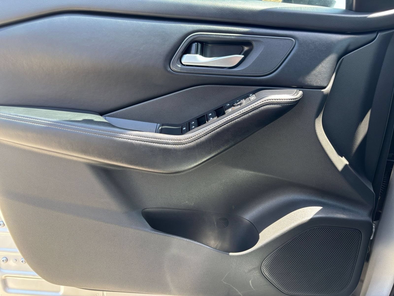 Used 2025 Nissan Rogue SV FWD image 18