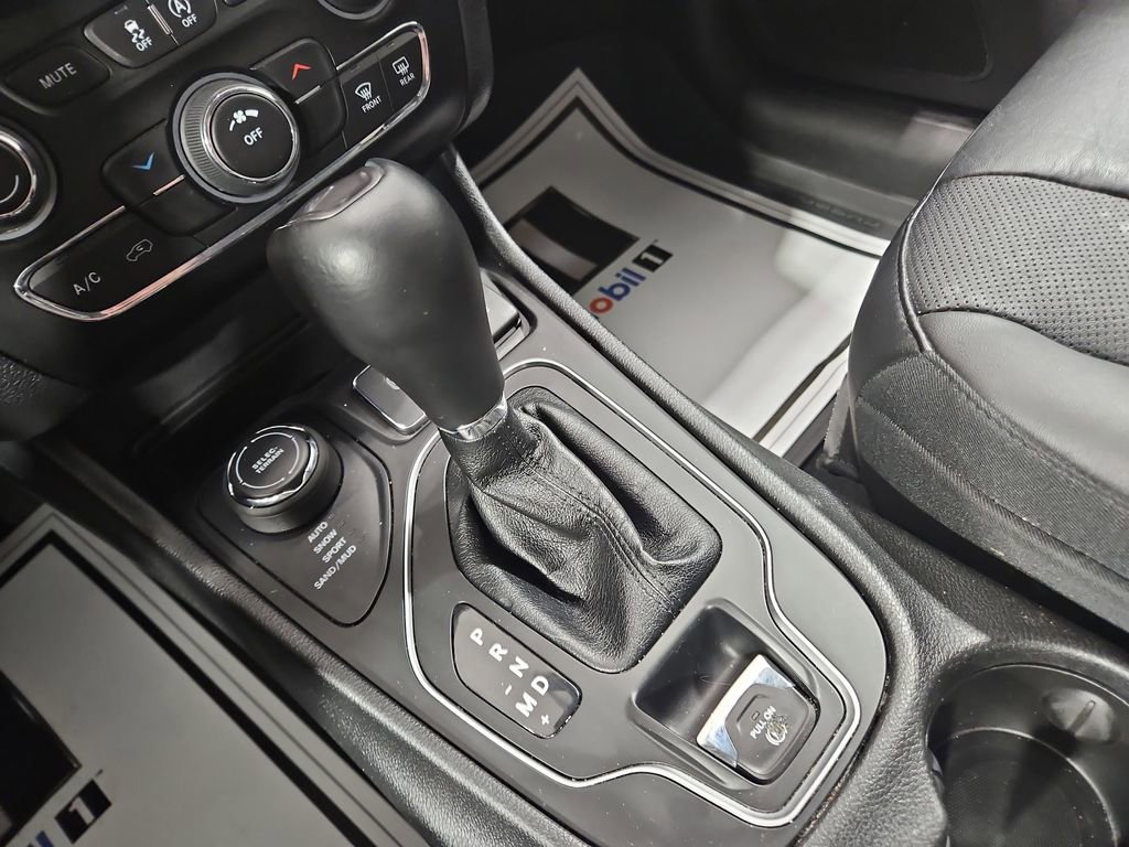 Used 2021 Jeep Cherokee Latitude Lux w/ Mopar Interior Package AWD/4WD image 23