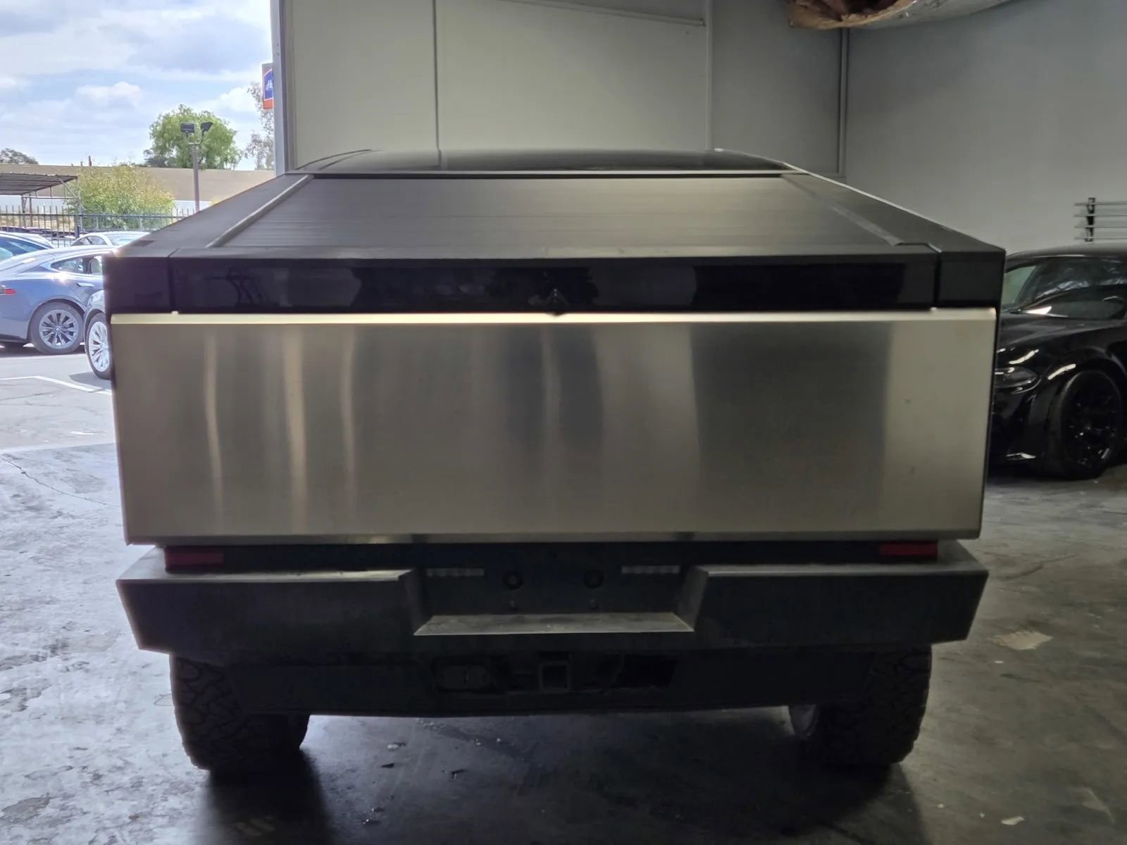 Used 2025 Tesla Cybertruck AWD Crew Cab image 3